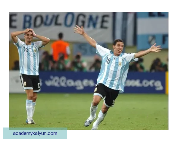 斯卡洛尼比赛掌控力持续提升，展现出高水平战术素养与球队凝聚力